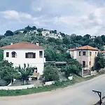Tanias House *