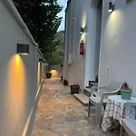 Tanias House *